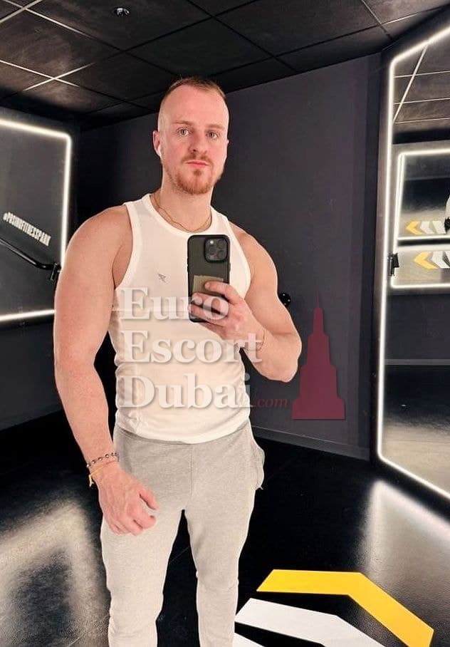 Louis, 38, escort in Dubai — black hair, 170 cm (photo 1 of 5)