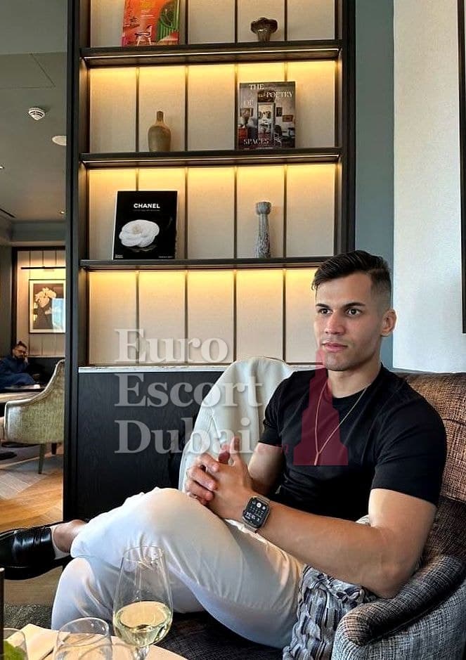 Tomas, 28, escort in Abu Dhabi — brown hair, 178 cm (photo 5 of 10)