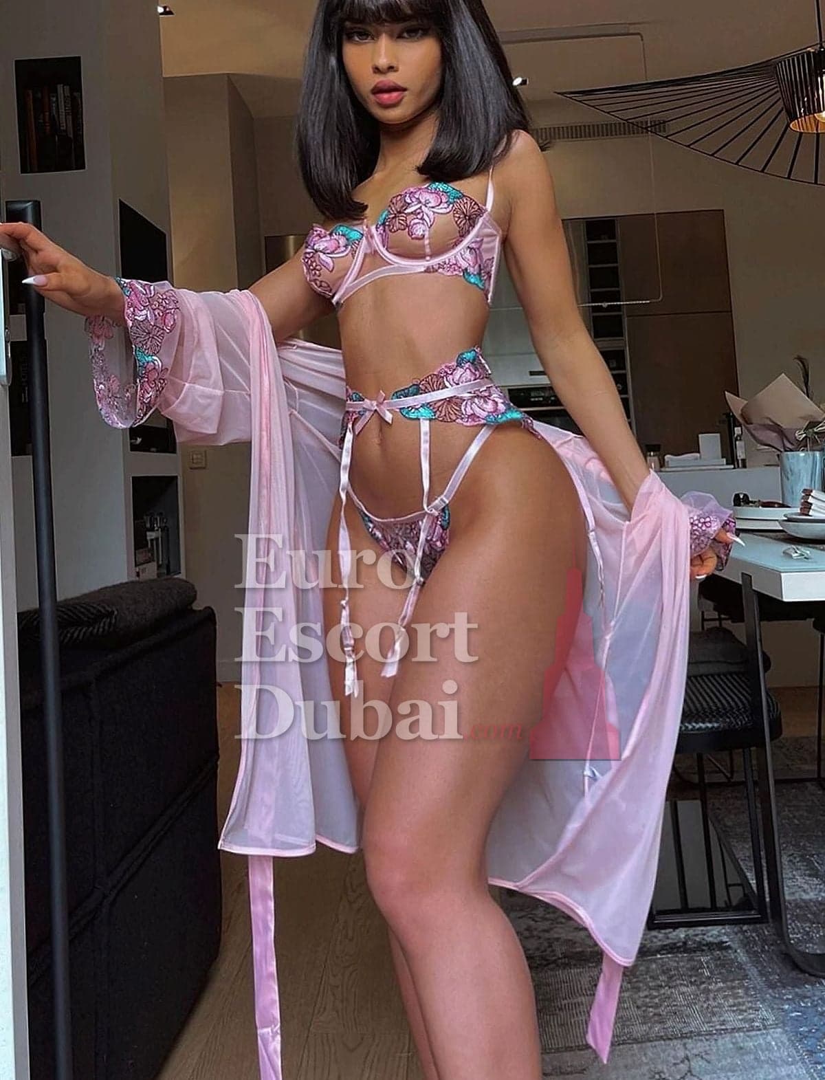 Khadija, 25, escort in Dubai — 173 cm, black hair (photo 9 of 10)