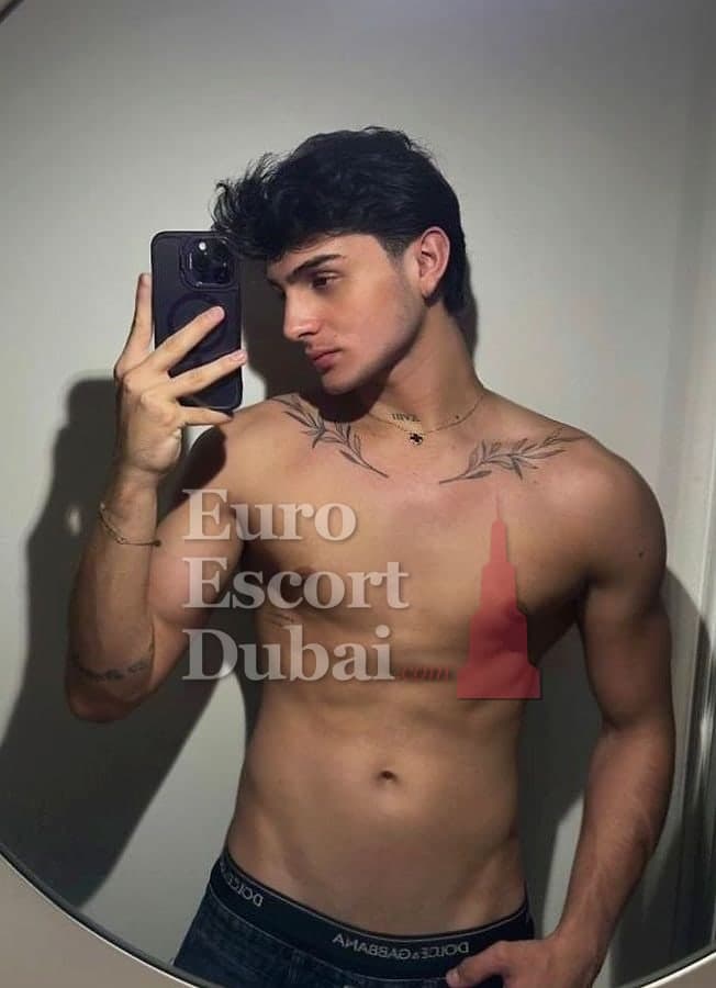 Carlos, 20, escort in Abu Dhabi — 180 cm, black hair (photo 12 of 13)