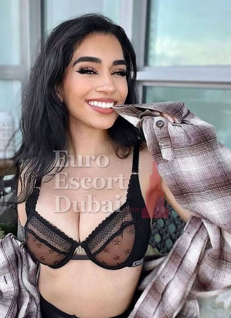 Annika, 25, escort in Dubai — 171 cm, black hair (photo 4 of 5)