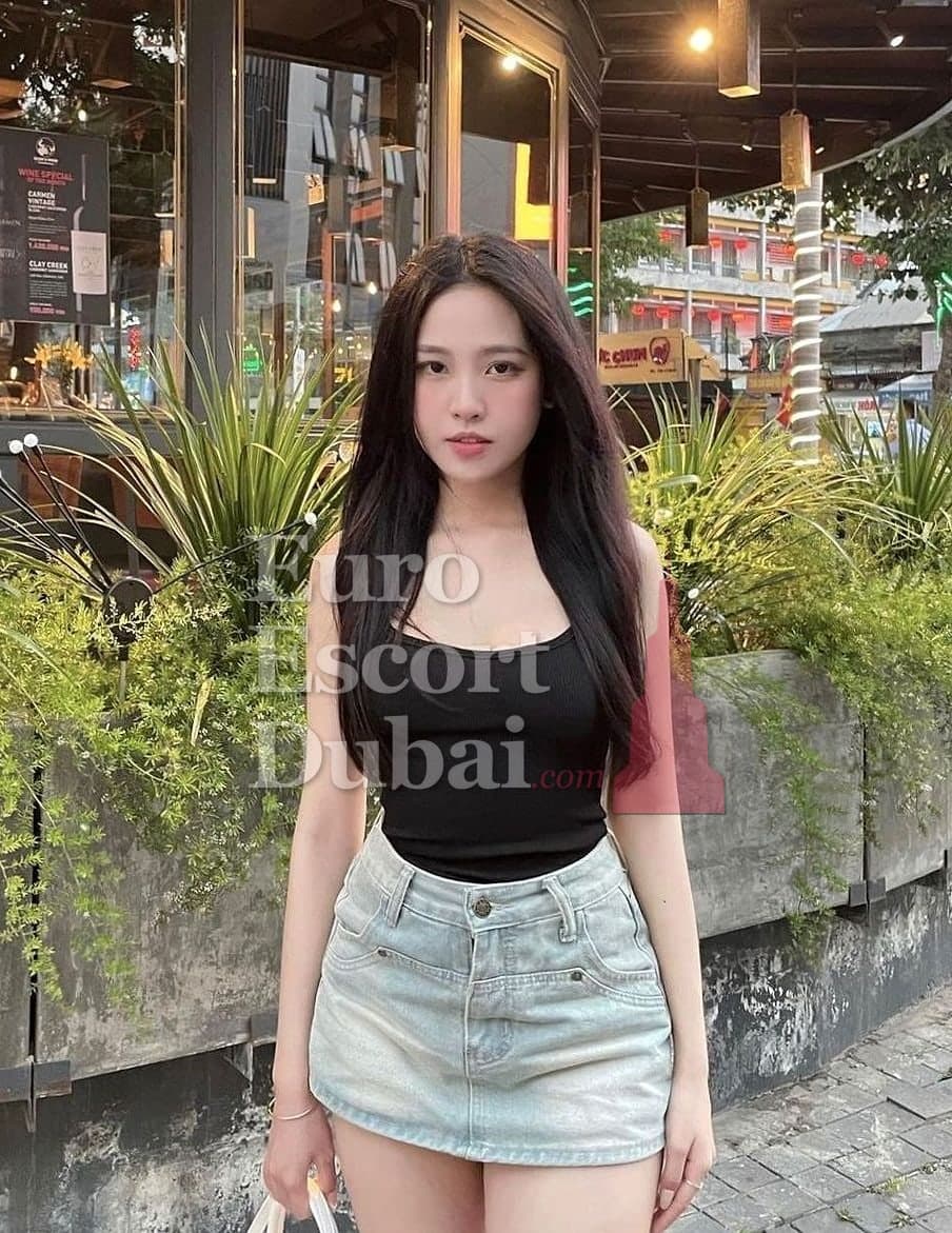 Van, 25, escort in Dubai — black hair, 169 cm (photo 9 of 10)