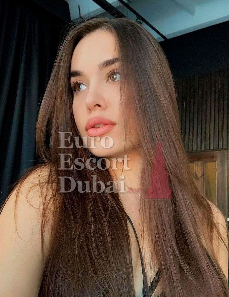 Eloise, 28, escort in Ajman — brown hair, 167 cm (photo 5 of 5)