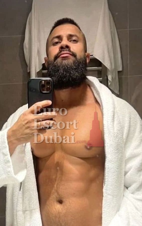Leonardo, 33, escort in Dubai — 183 cm, black hair (photo 2 of 8)