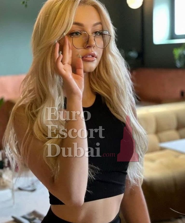 Sage, 20, escort in Dubai — blonde hair, French (photo 4 of 6)