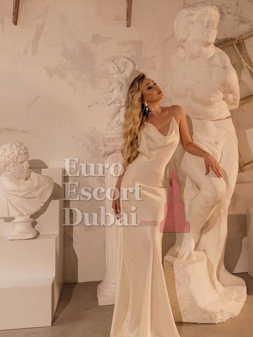 Alexandra, 27, escort in Abu Dhabi — brown hair, 170 cm (photo 3 of 6)