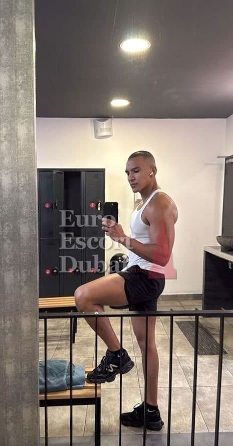 Viktor, 28, escort in Dubai — black hair, 180 cm (photo 9 of 13)