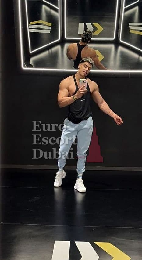 Oleg, 28, escort in Dubai — black hair, 185 cm (photo 5 of 13)