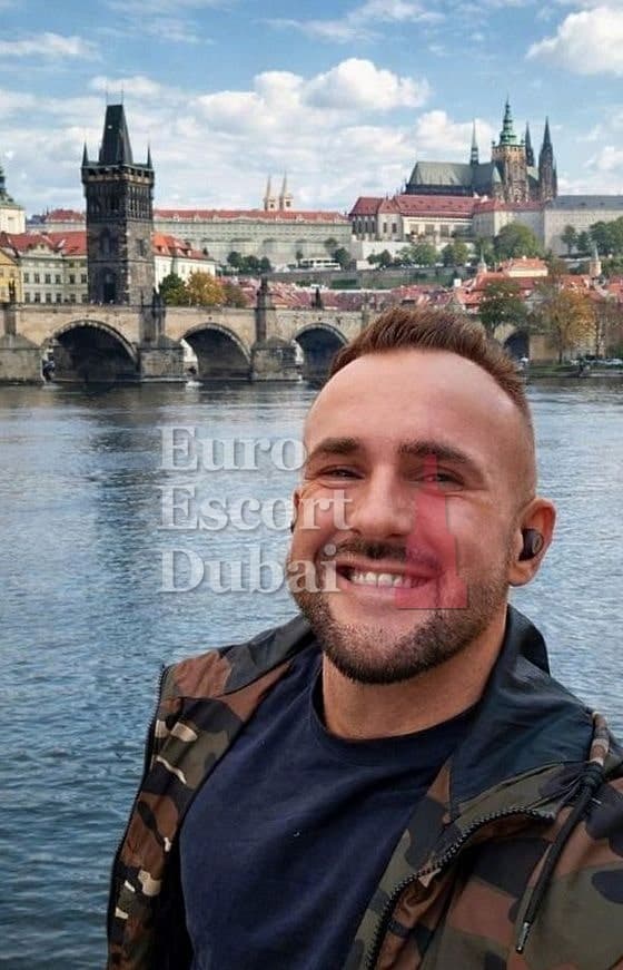 Jonah, 39, escort in Dubai — brown hair, 183 cm (photo 3 of 4)