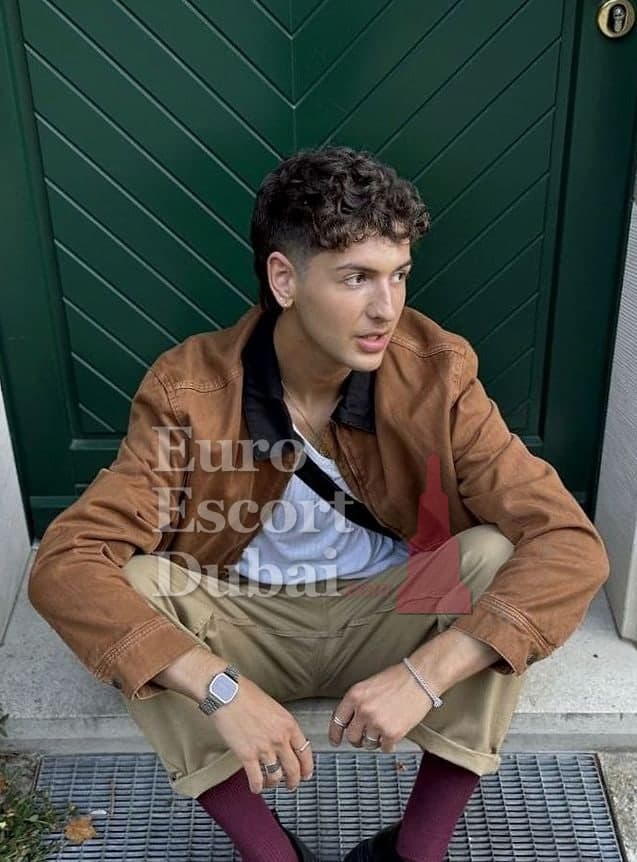 Mason, 22, escort in Dubai — black hair, 185 cm (photo 5 of 7)