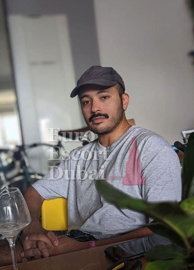 Reza, 38, escort in Dubai — 175 cm, black hair (photo 4 of 11)