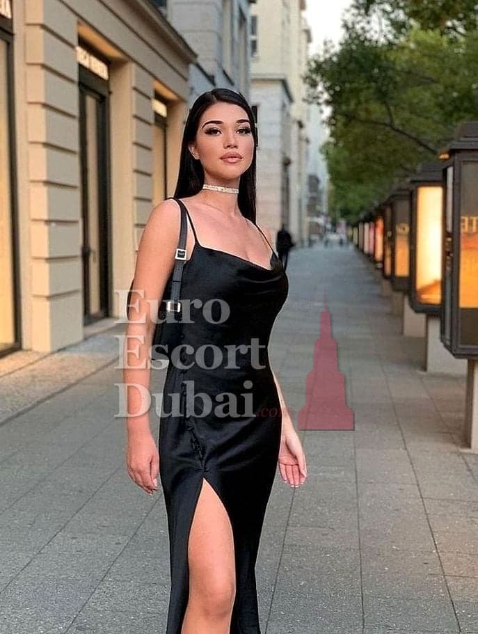 Avery, 21, escort in Sharjah — black hair, French (photo 4 of 6)