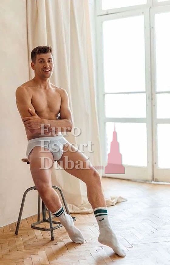 Brandon, 26, escort in Dubai — brown hair, 178 cm (photo 9 of 13)