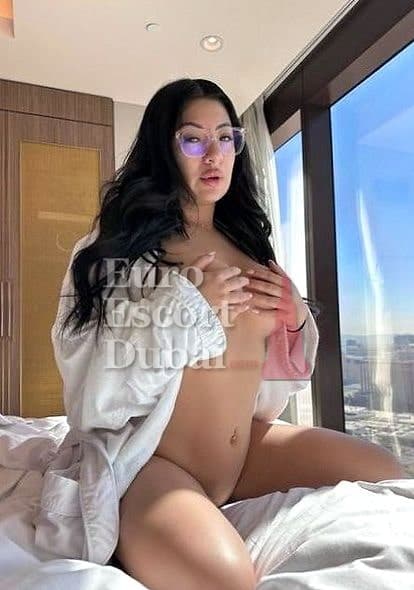 Noura, 26, escort in Dubai — brown hair, 172 cm (photo 5 of 5)