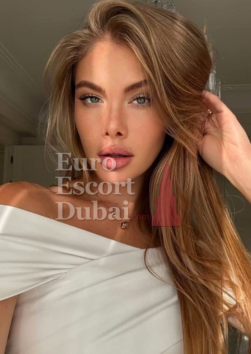 Riley, 23, escort in Dubai — black hair, German (photo 4 of 6)