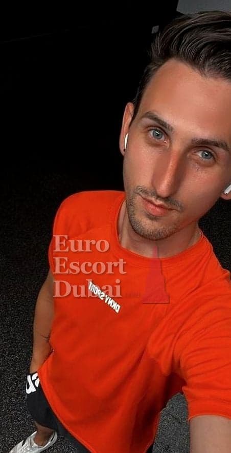 Chris, 31, escort in Fujairah — black hair, 188 cm (photo 7 of 8)
