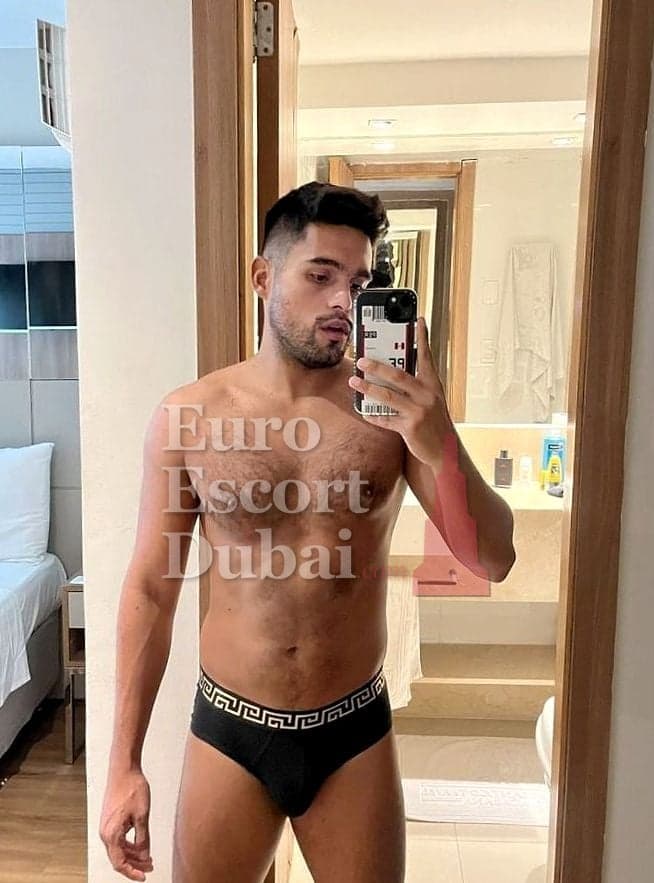 Rodrigo, 27, escort in Dubai — 168 cm, black hair (photo 2 of 4)