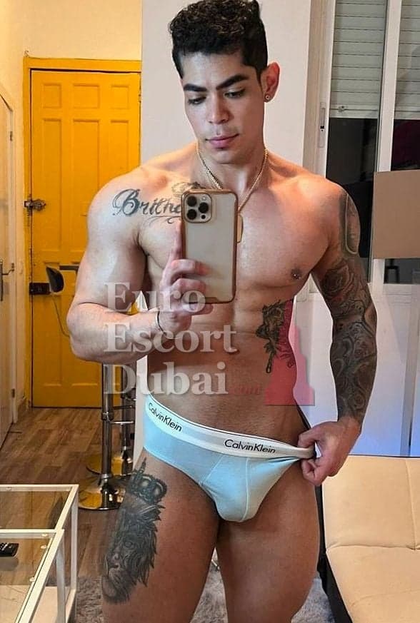 Javier, 26, escort in Abu Dhabi — 178 cm, black hair (photo 10 of 13)