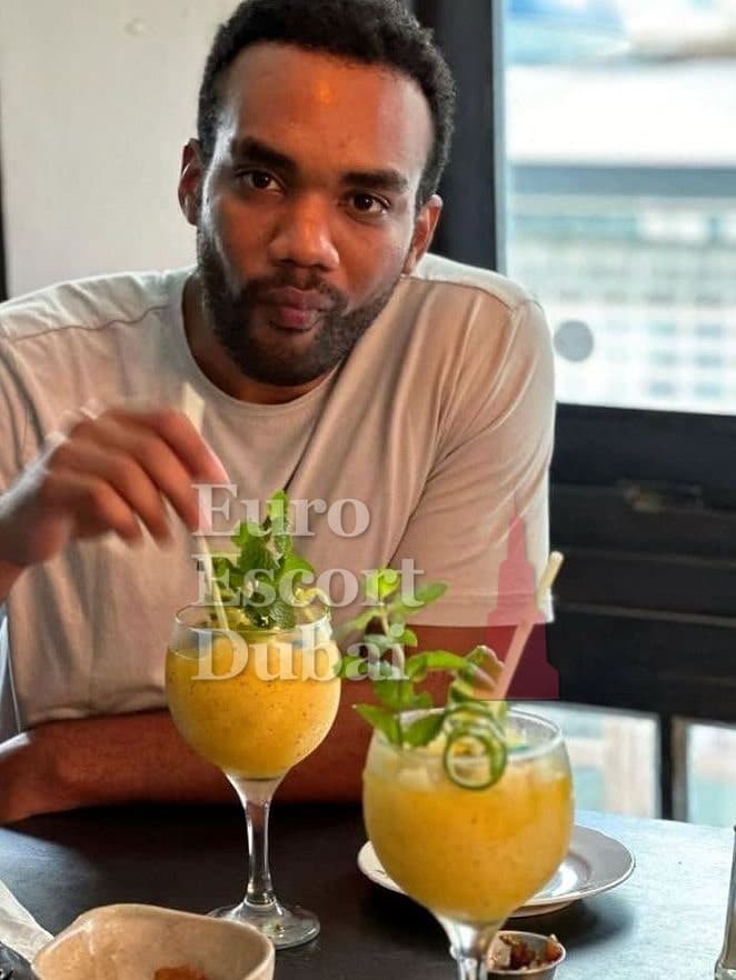 Jason, 33, escort in Abu Dhabi — black hair, 185 cm (photo 1 of 7)
