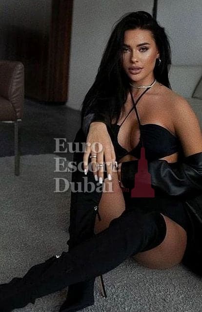 Sanna, 25, escort in Dubai — black hair, German (photo 4 of 6)