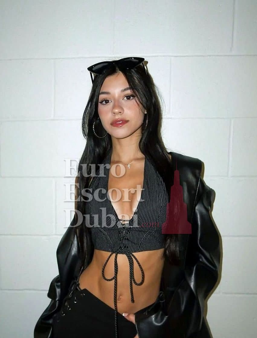Chiara, 20, escort in Abu Dhabi — brown hair, French (photo 4 of 6)
