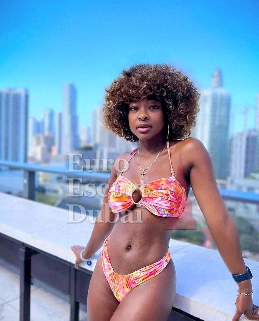 Uche, 28, escort in Ajman — black hair, 180 cm (photo 3 of 8)