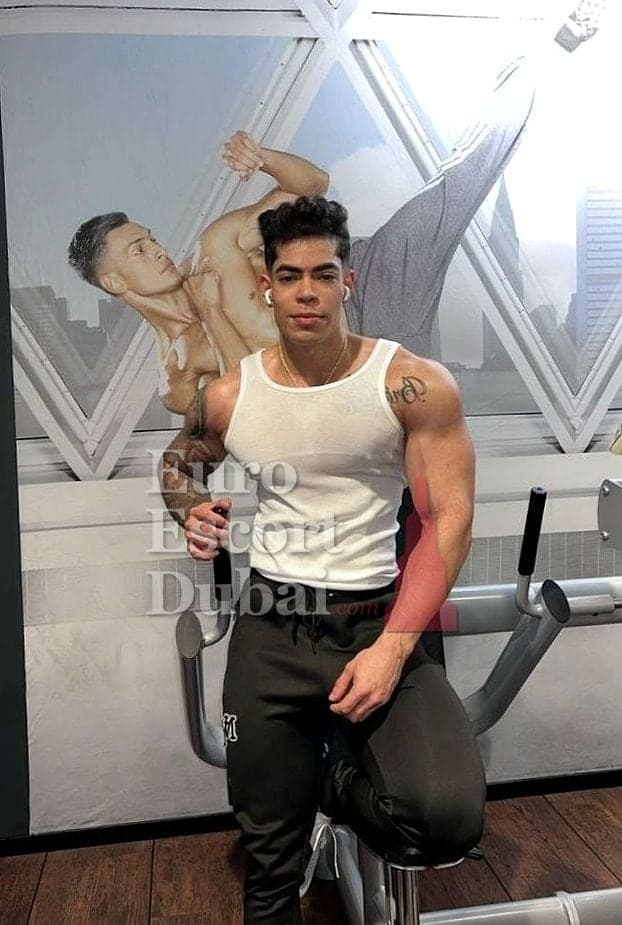Javier, 26, escort in Abu Dhabi — black hair, 178 cm (photo 11 of 13)