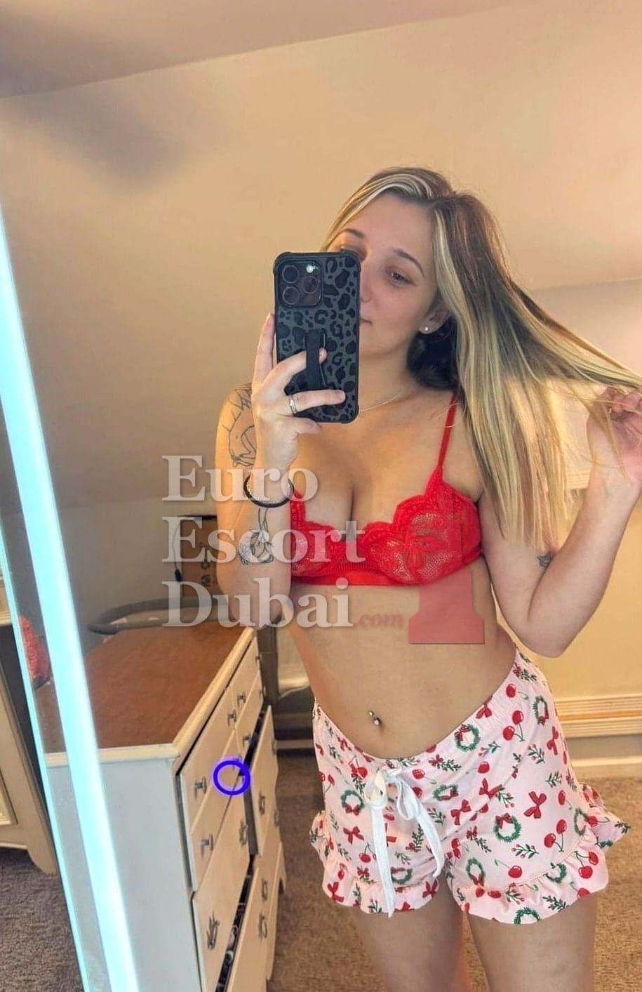Fiona, 25, escort in Dubai — blonde hair, 172 cm (photo 3 of 5)