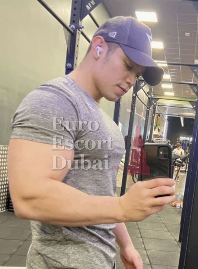 Cameron, 28, escort in Dubai — 175 cm, black hair (photo 12 of 13)