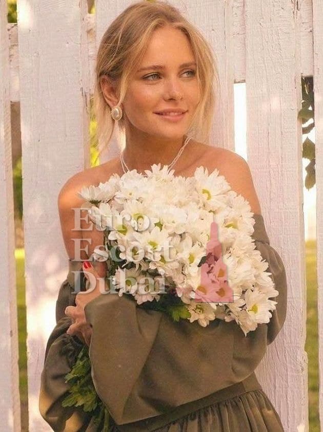 Esra, 23, escort in Dubai — 168 cm, blonde hair (photo 6 of 6)
