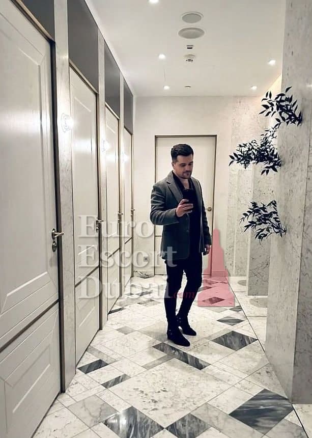 Jordan, 29, escort in Abu Dhabi — 180 cm, black hair (photo 10 of 13)