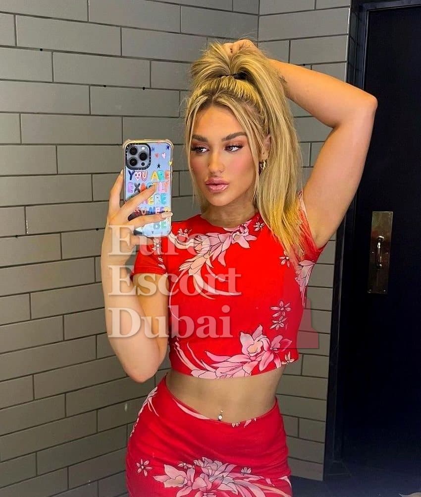 Aubree, 24, escort in Abu Dhabi — brown hair, German (photo 1 of 5)
