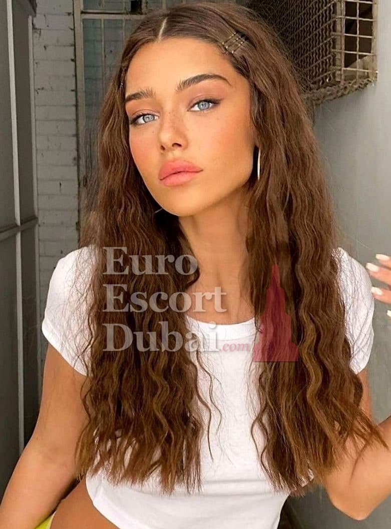 Blair, 23, escort in Dubai — brown hair, 169 cm (photo 5 of 6)