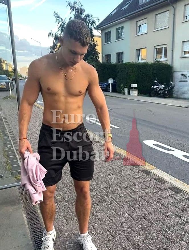 Hassan, 26, escort in Dubai — brown hair, 188 cm (photo 9 of 11)