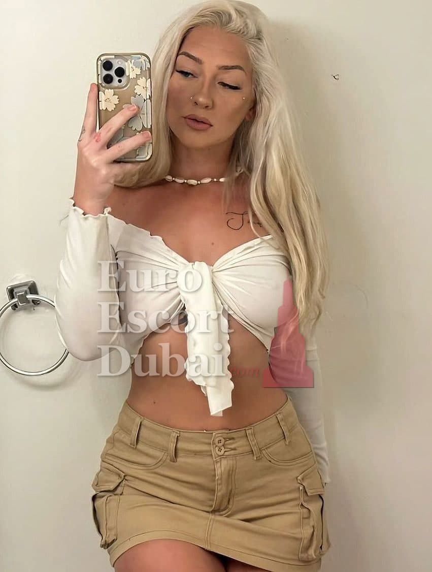 Harley, 28, escort in Dubai — brown hair, 157 cm (photo 1 of 10)