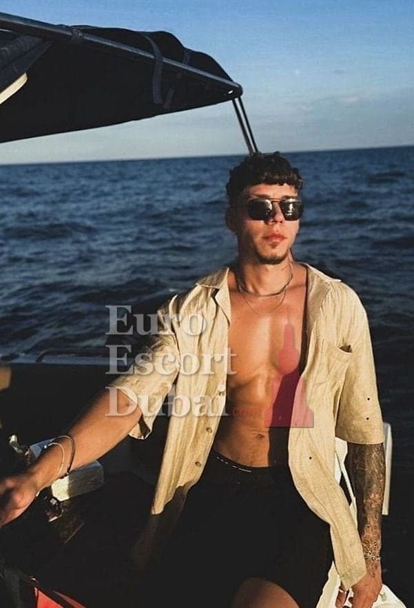 Santiago, 27, escort in Dubai — 183 cm, black hair (photo 2 of 11)