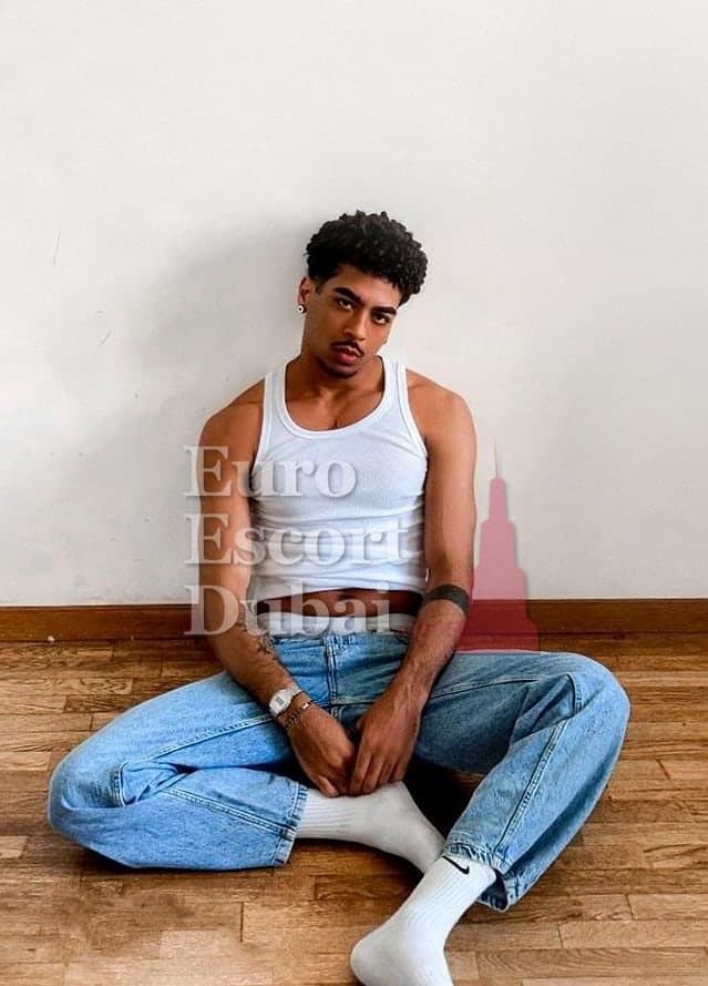 Matt, 25, escort in Dubai — black hair, 190 cm (photo 11 of 13)