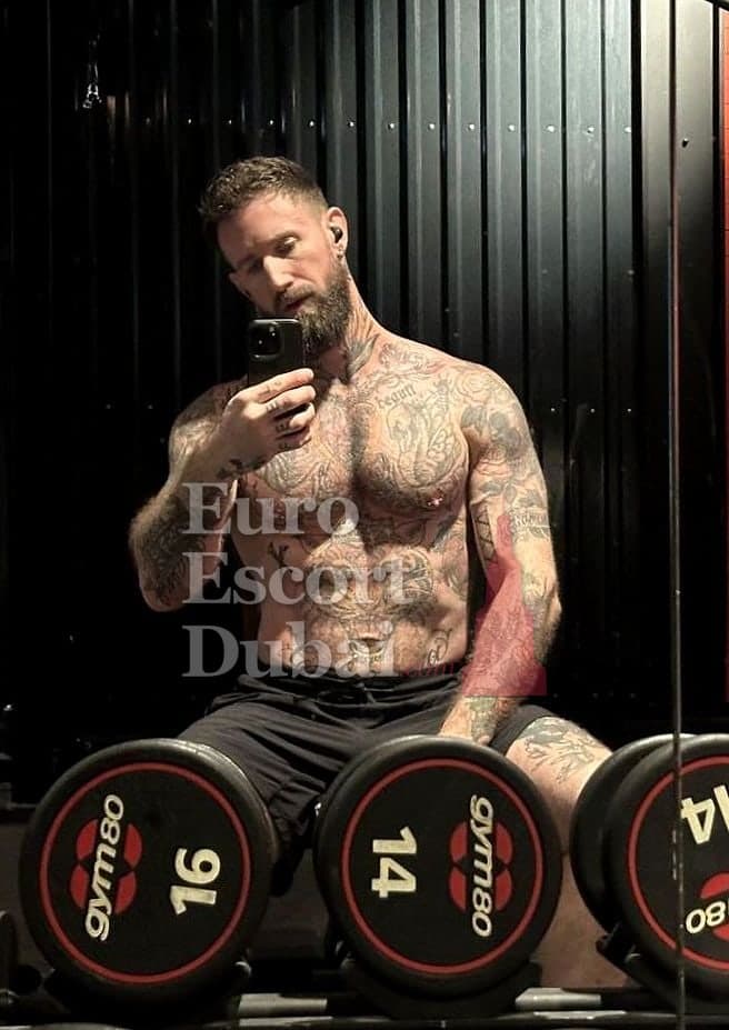 Victor, 36, escort in Abu Dhabi — brown hair, 185 cm (photo 5 of 13)