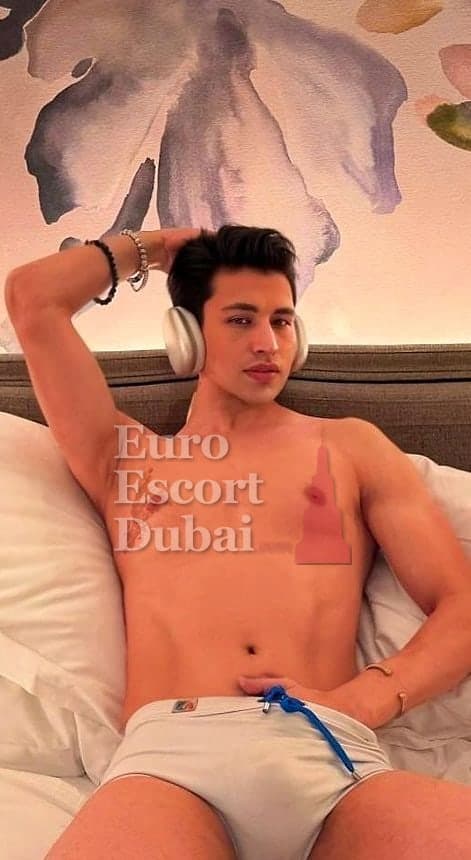 Logan, 24, escort in Al Ain — 183 cm, black hair (photo 4 of 13)