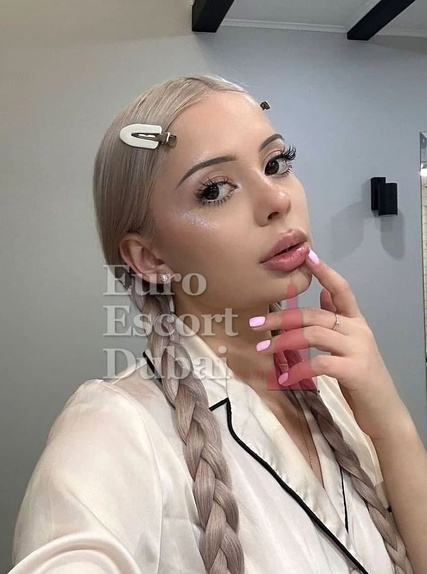 Roxanne, 24, escort in Dubai — 170 cm, blonde hair (photo 2 of 5)