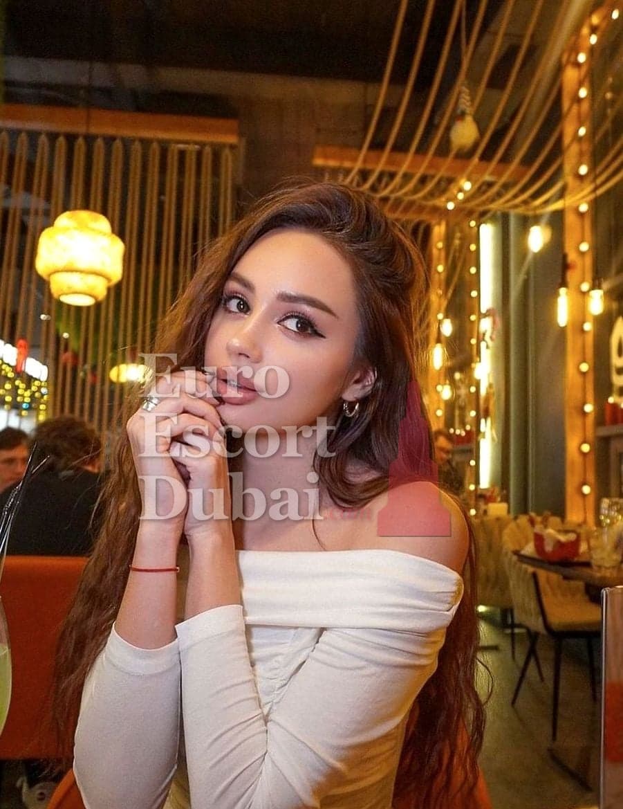 Margot, 26, escort in Dubai — brown hair, French (photo 4 of 4)