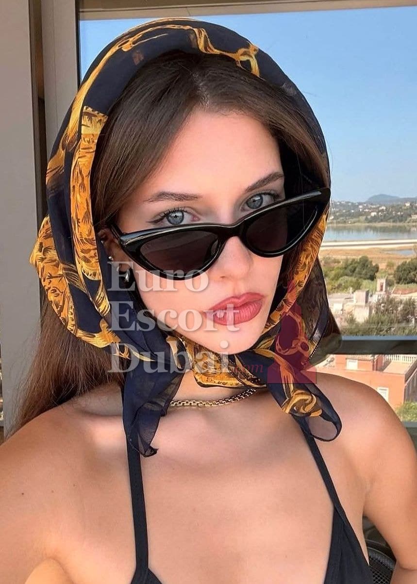 Manon, 35, escort in Ras Al Khaimah — brown hair, 170 cm (photo 5 of 6)
