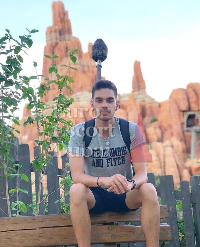 Konstantin, 26, escort in Dubai — black hair, 183 cm (photo 3 of 13)