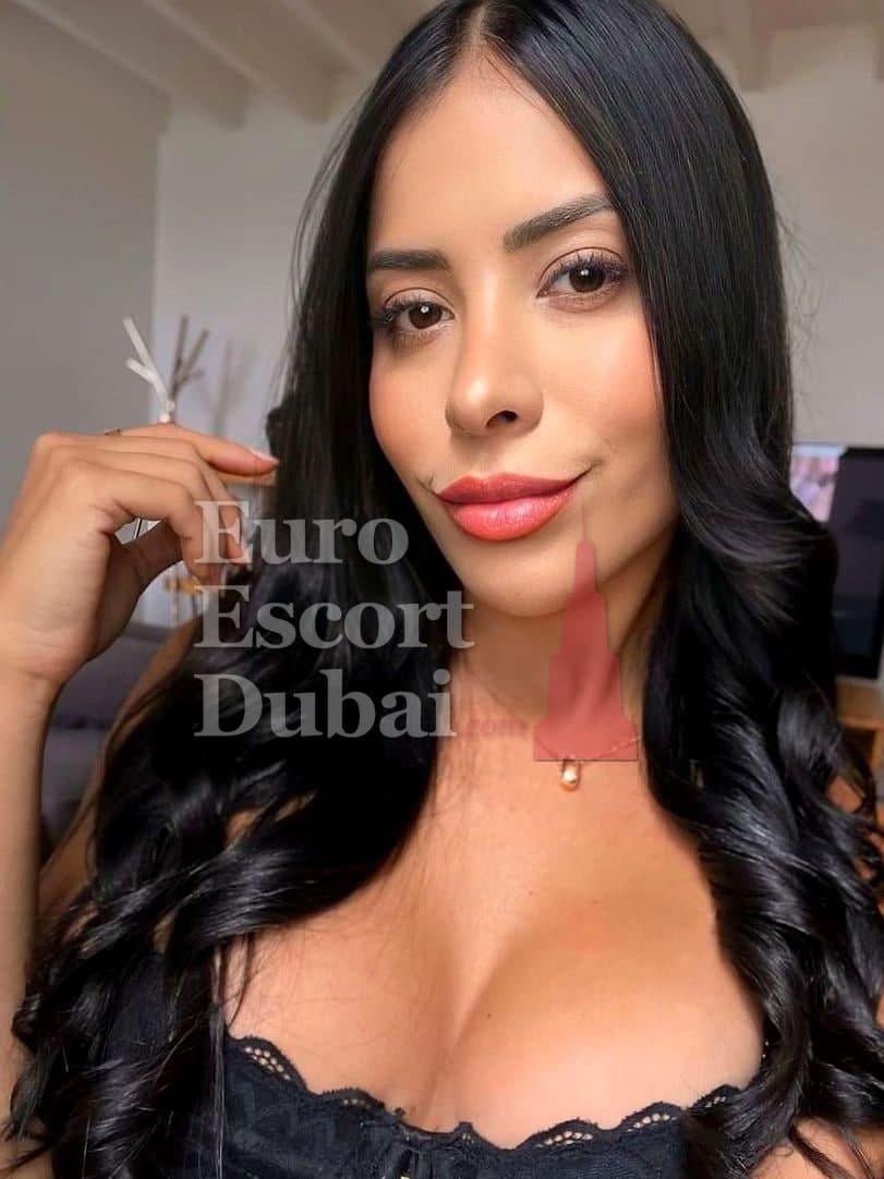 Florencia, 27, escort in Abu Dhabi — 165 cm, black hair (photo 9 of 11)