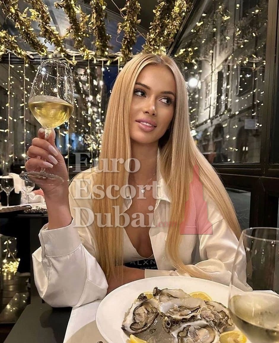 Katya, 26, escort in Dubai — 168 cm, blonde hair (photo 3 of 4)