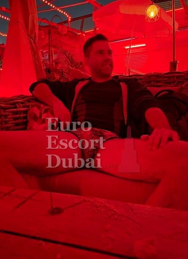 Kevin, 40, escort in Dubai — brown hair, 193 cm (photo 1 of 12)