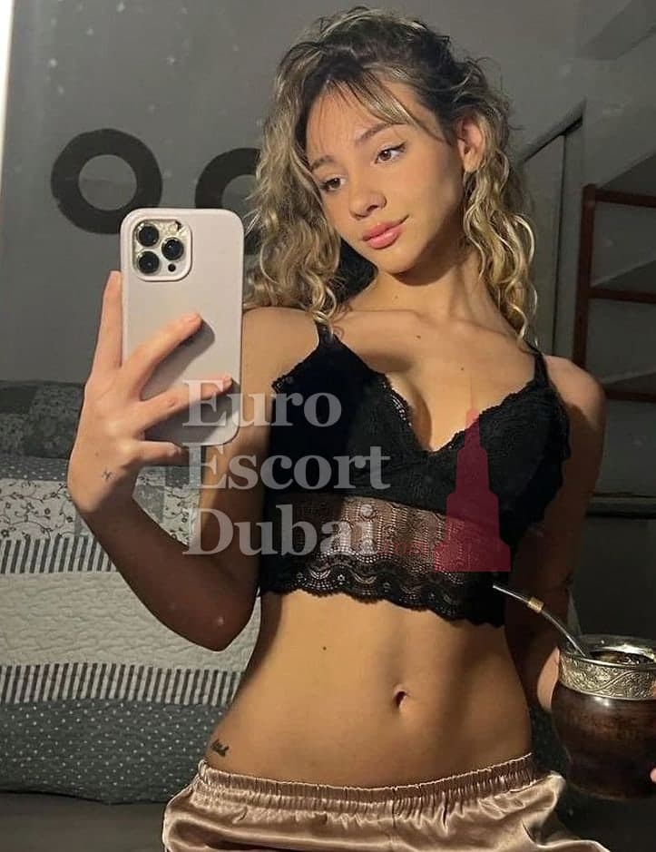 Nell, 21, escort in Dubai — French, 168 cm (photo 2 of 6)