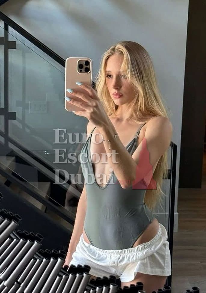 Lauren, 26, escort in Dubai — blonde hair, 170 cm (photo 7 of 9)