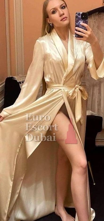 Darina, 20, escort in Dubai — blonde hair, Russian (photo 7 of 13)