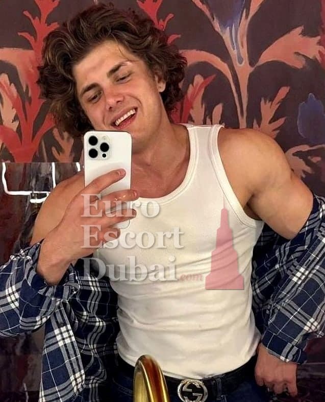 Dmitri, 25, escort in Dubai — 182 cm, brown hair (photo 12 of 13)